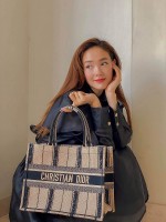 Minh Hằng xinh đẹp cùng năm tháng với những thiết kế túi hàng hiệu thanh lịch