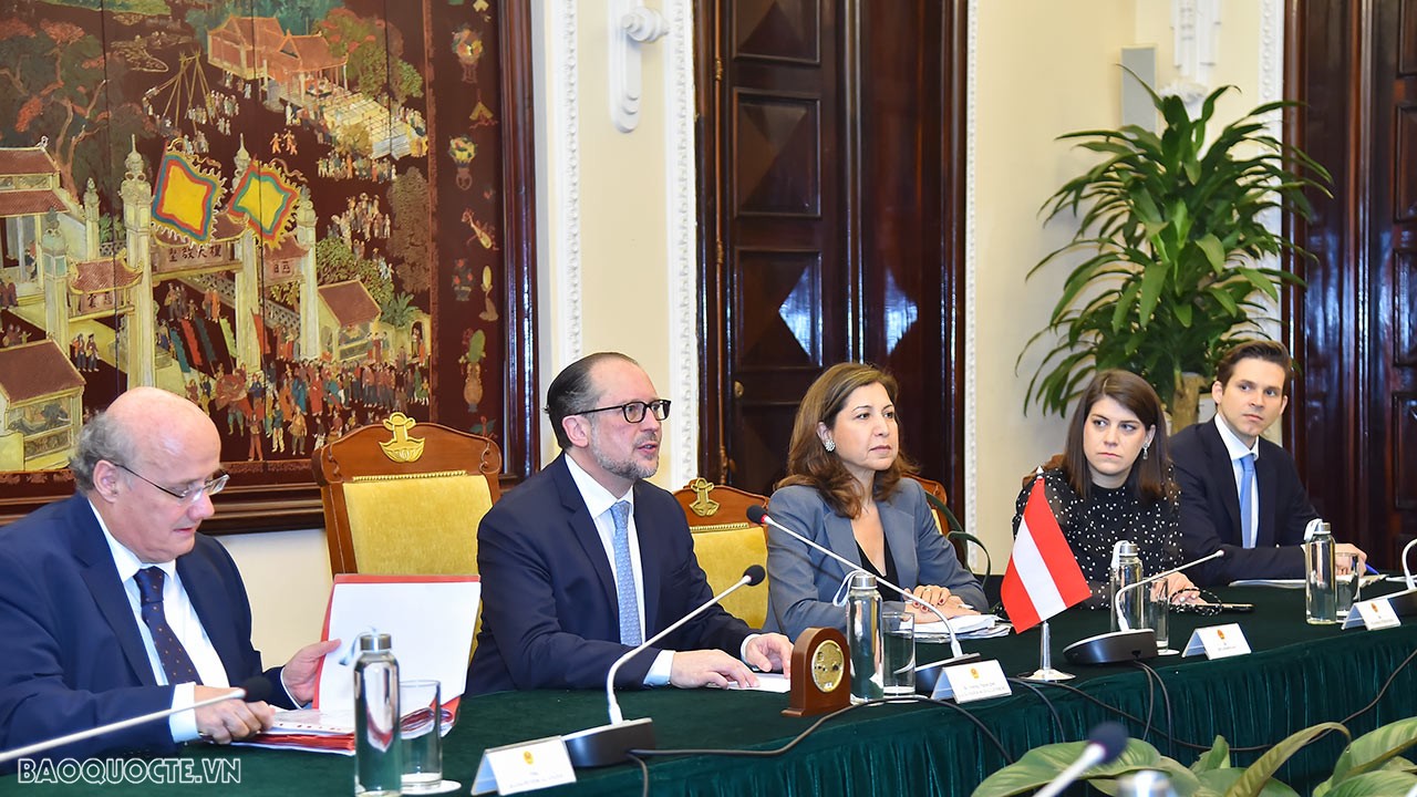 Đặc biệt, tháp tùng Bộ trưởng Ngoại giao Schallenberg là phái đoàn doanh nghiệp gồm đại diện 21 doanh nghiệp lớn của Áo, do Phó Chủ tịch Phòng Kinh tế Áo (WKÖ) Philipp Gady dẫn đầu. Trong khuôn khổ chuyến thăm Việt Nam, Bộ trưởng Schallenberg sẽ tham dự Diễn đàn doanh nghiệp với sự tham gia của đại diện các doanh nghiệp và cơ quan chức năng hai nước.