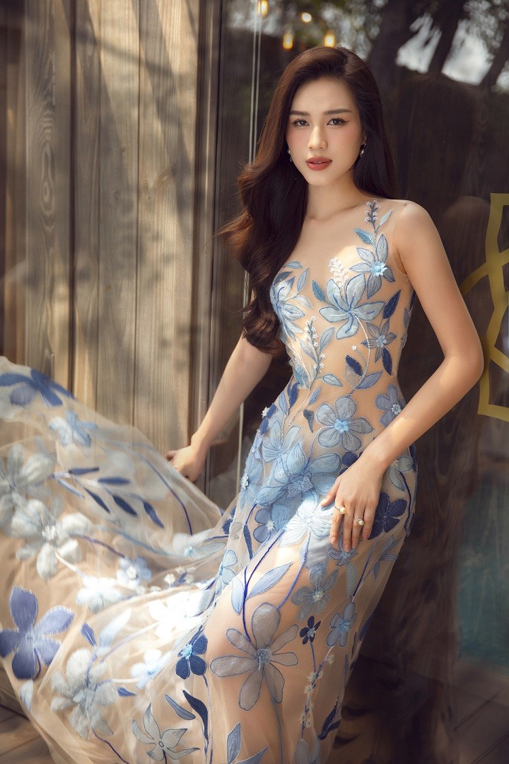 NTK Lê Thanh Hòa cho biết, sử dụng nhiều gam màu trẻ trung, sinh động để tạo ra những thiết kế mà Hoa hậu Đỗ Thị Hà trình diễn. Anh nhấn mạnh vào họa tiết, các đường may và nếp xếp ly để trang phục trông bắt mắt nhờ hiệu ứng thị giác.