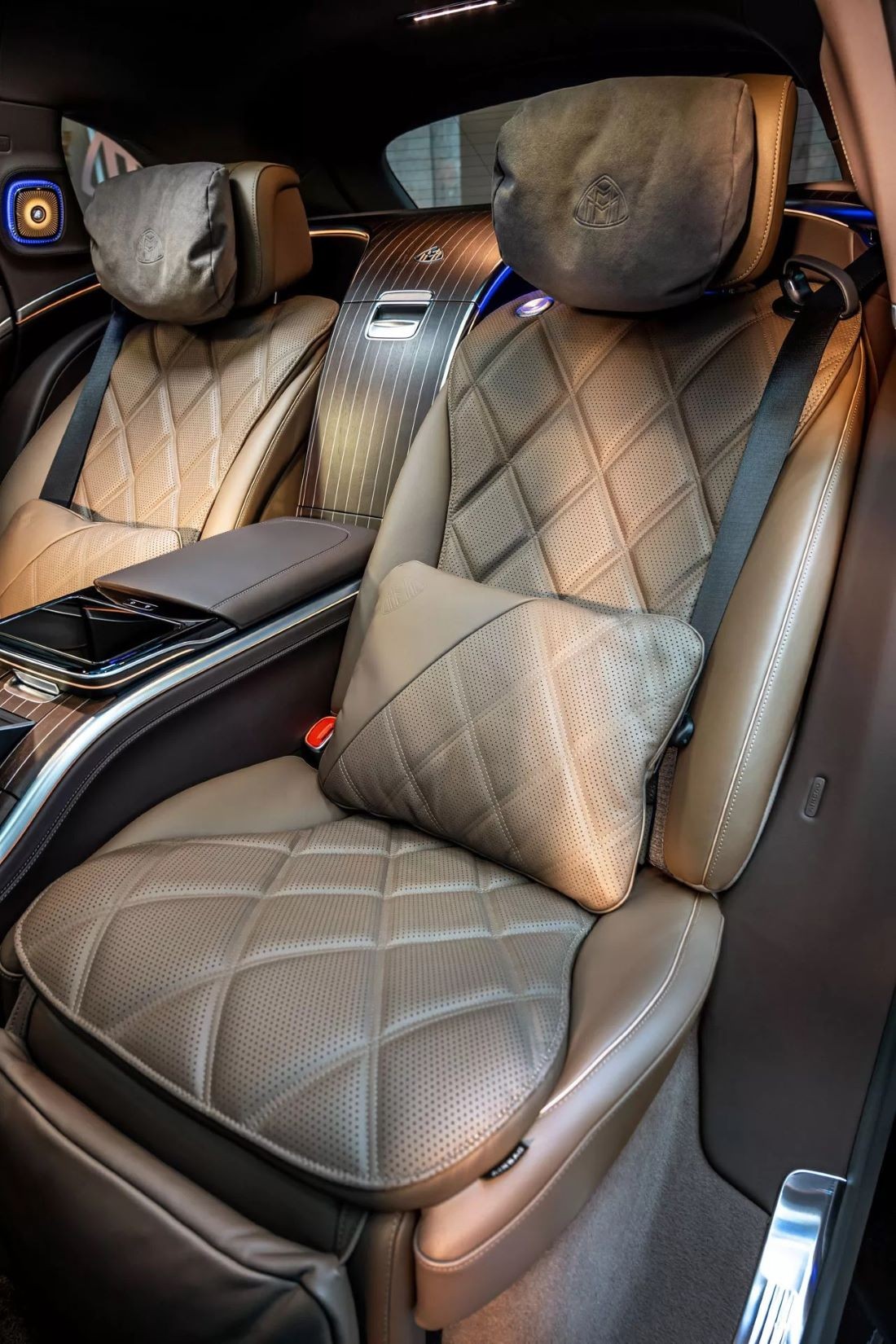 Cận cảnh xe điện Mercedes-Maybach EQS 680