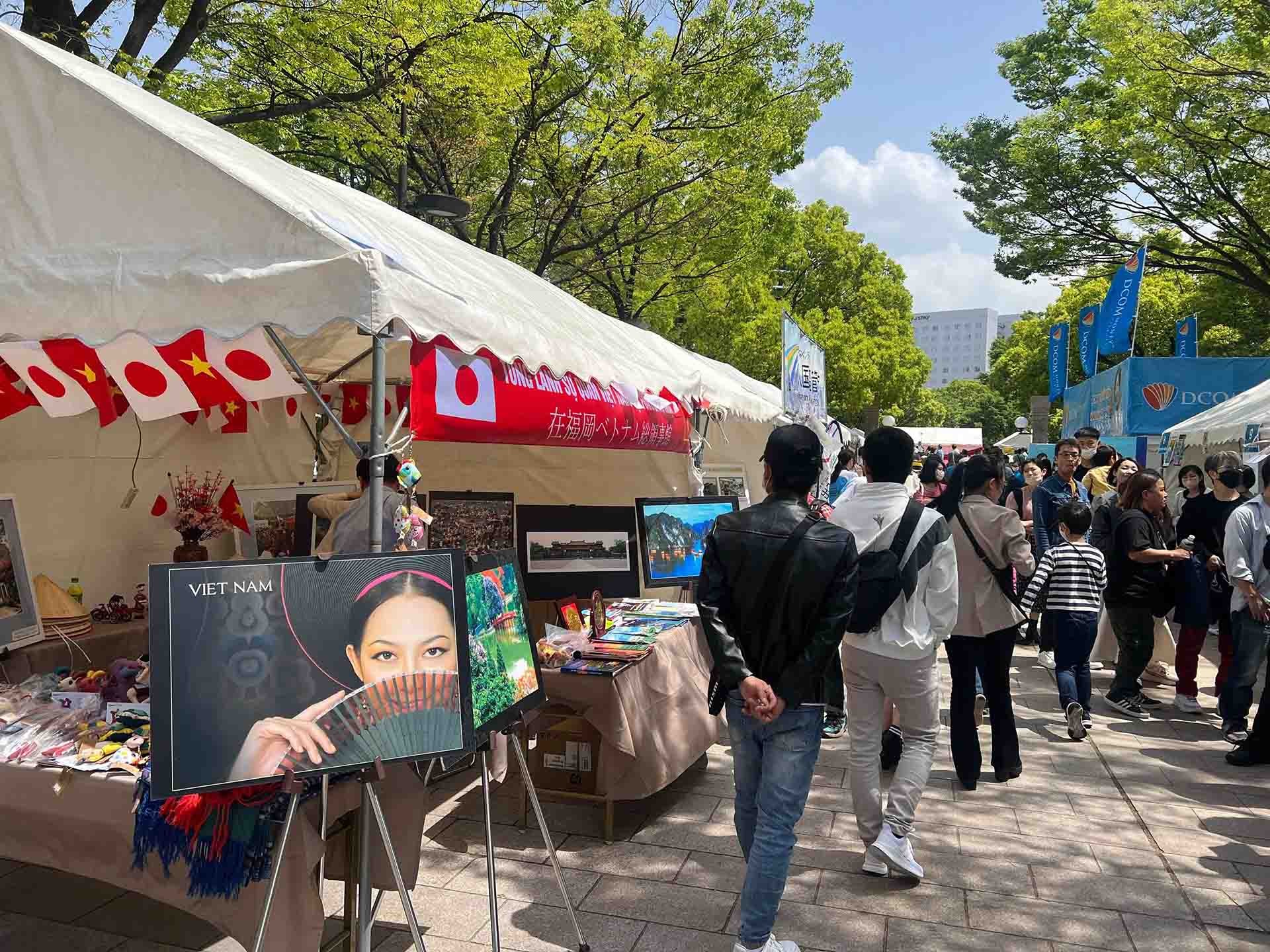 Các gian hàng giới thiệu sản phẩm tại hội chợ.