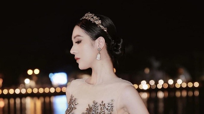 Nhan sắc gợi cảm và chiều cao nổi bật của bạn gái ca sĩ Hồ Quang Hiếu