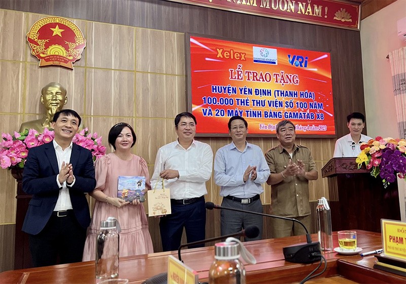 Ban Lãnh đạo huyện Yên Định cùng đại diện Nhà tài trợ chụp hình lưu niệm