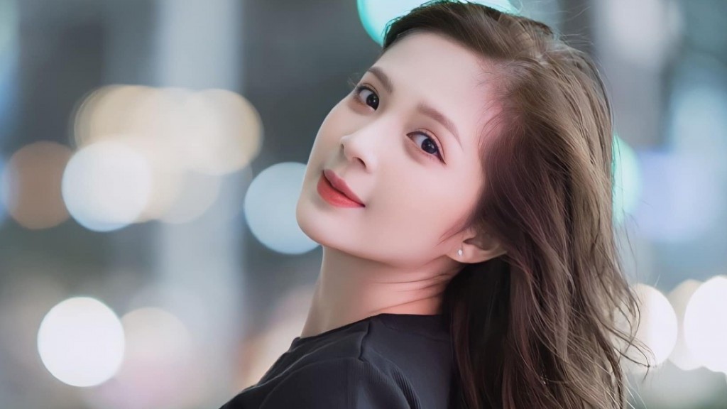 Sao Việt: Hoa hậu Mai Phương ăn quán vỉa hè, Minh Hằng diện đồ thanh lịch, nền nã