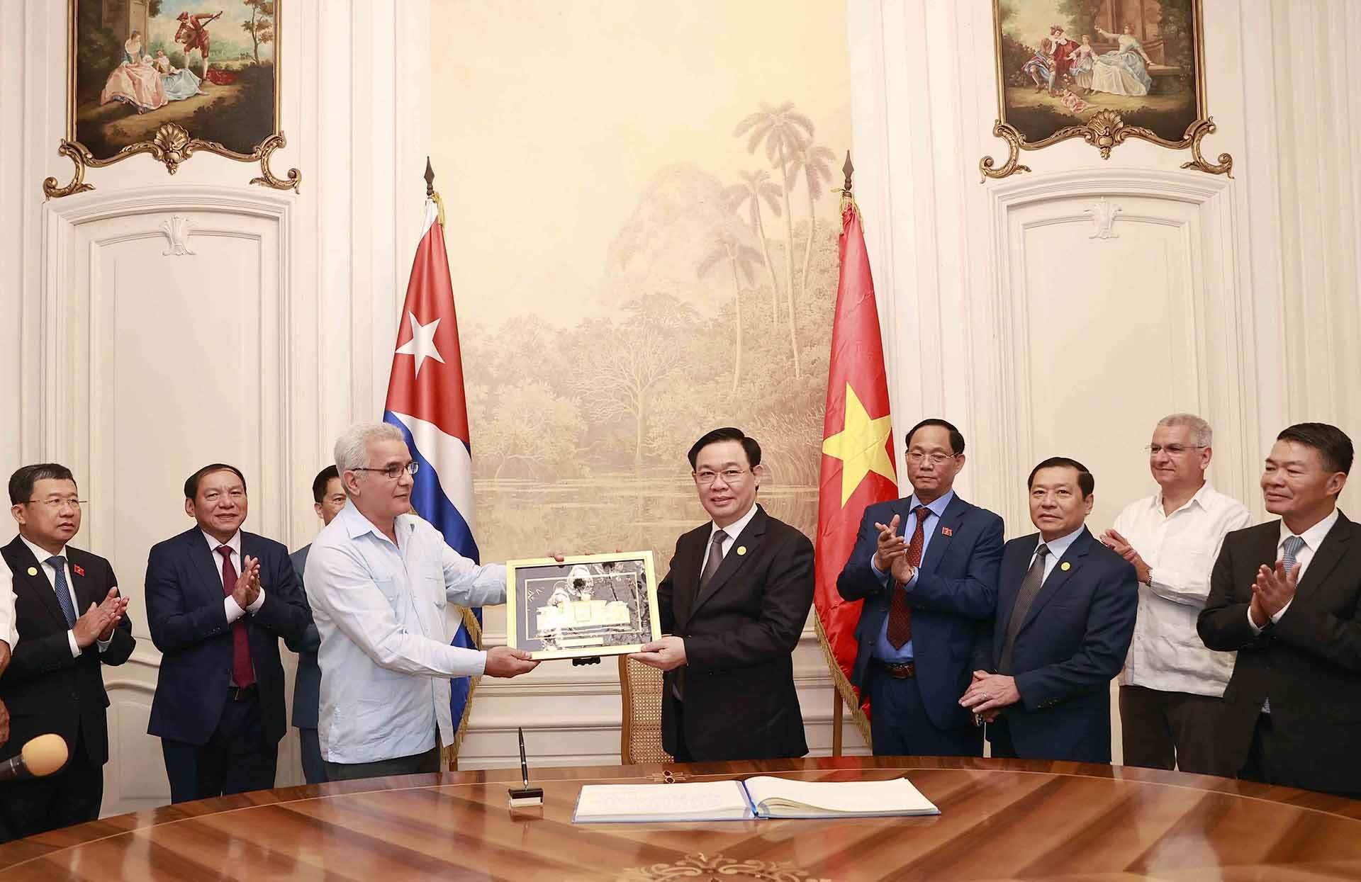 Chủ tịch Quốc hội Vương Đình Huệ tặng quà lưu niệm Trung tâm Fidel Castro Ruz . (Nguồn: TTXVN)