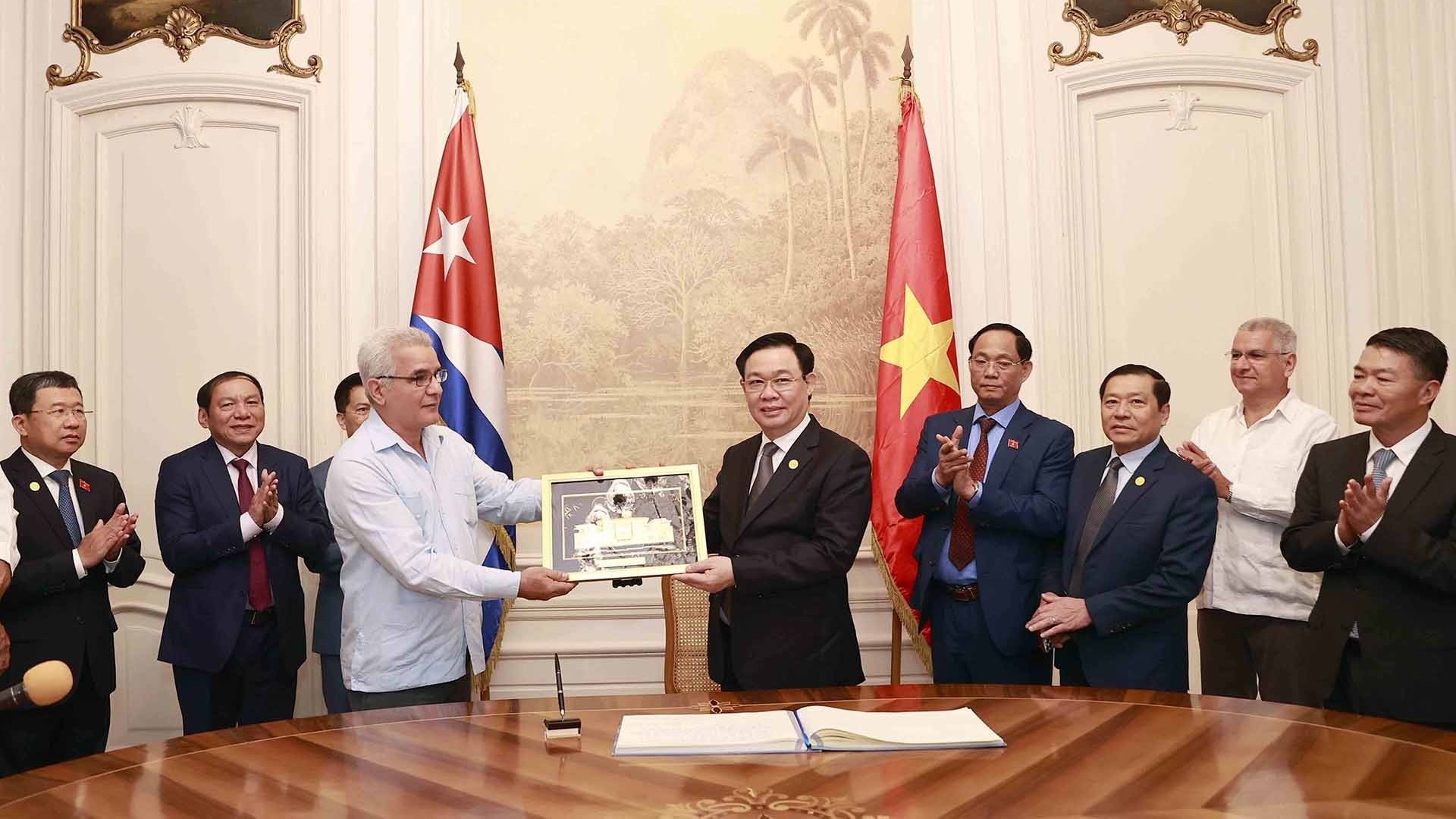 Chủ tịch Quốc hội Vương Đình Huệ thăm Trung tâm Fidel Castro Ruz