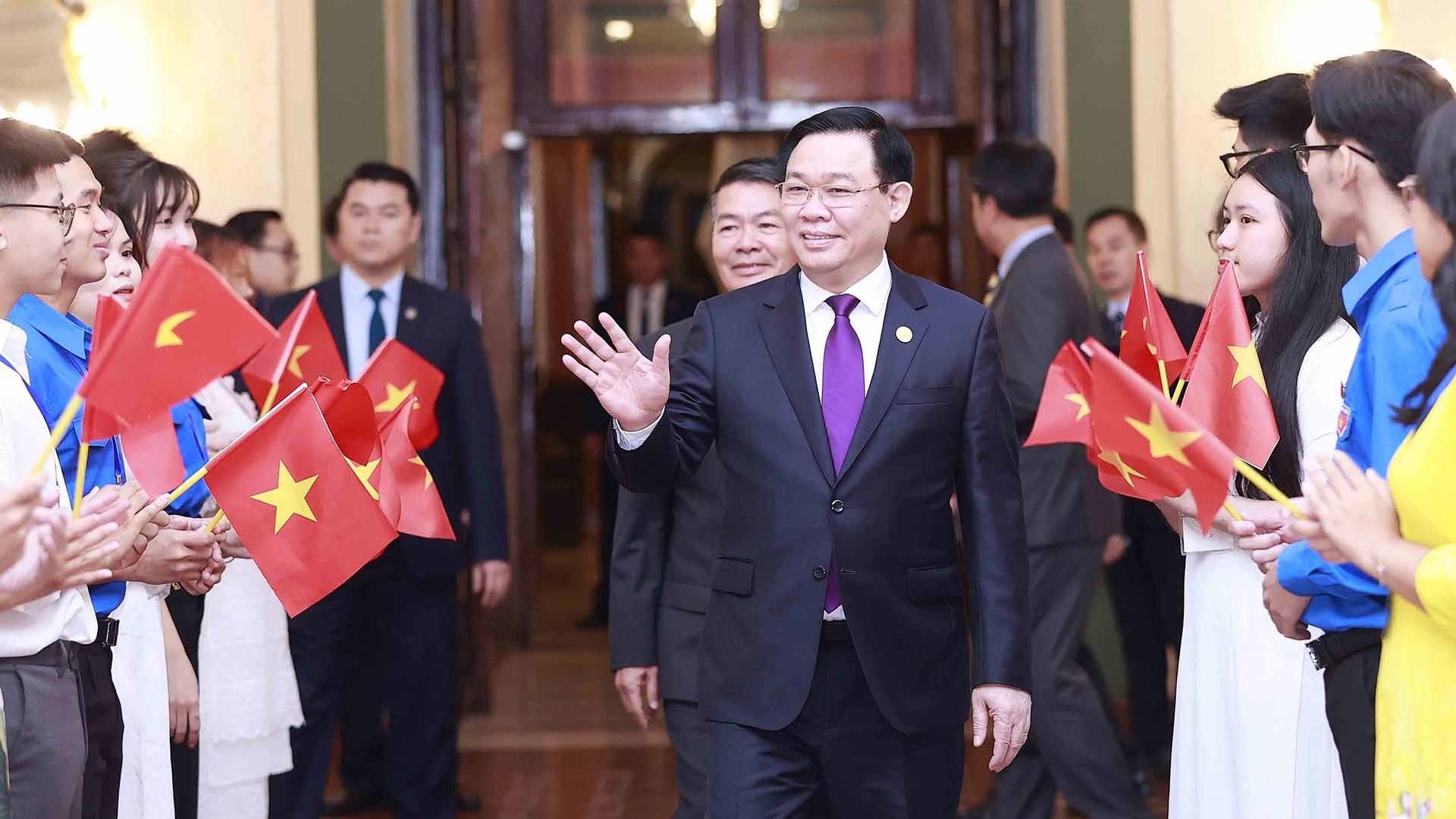 Chủ tịch Quốc hội Vương Đình Huệ gặp mặt đại diện cộng đồng người Việt Nam tại Cuba