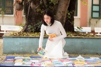 Hoa hậu Lương Thùy Linh tái hiện hình ảnh diễn viên Tăng Thanh Hà bán sách phim 'Bỗng dưng muốn khóc'