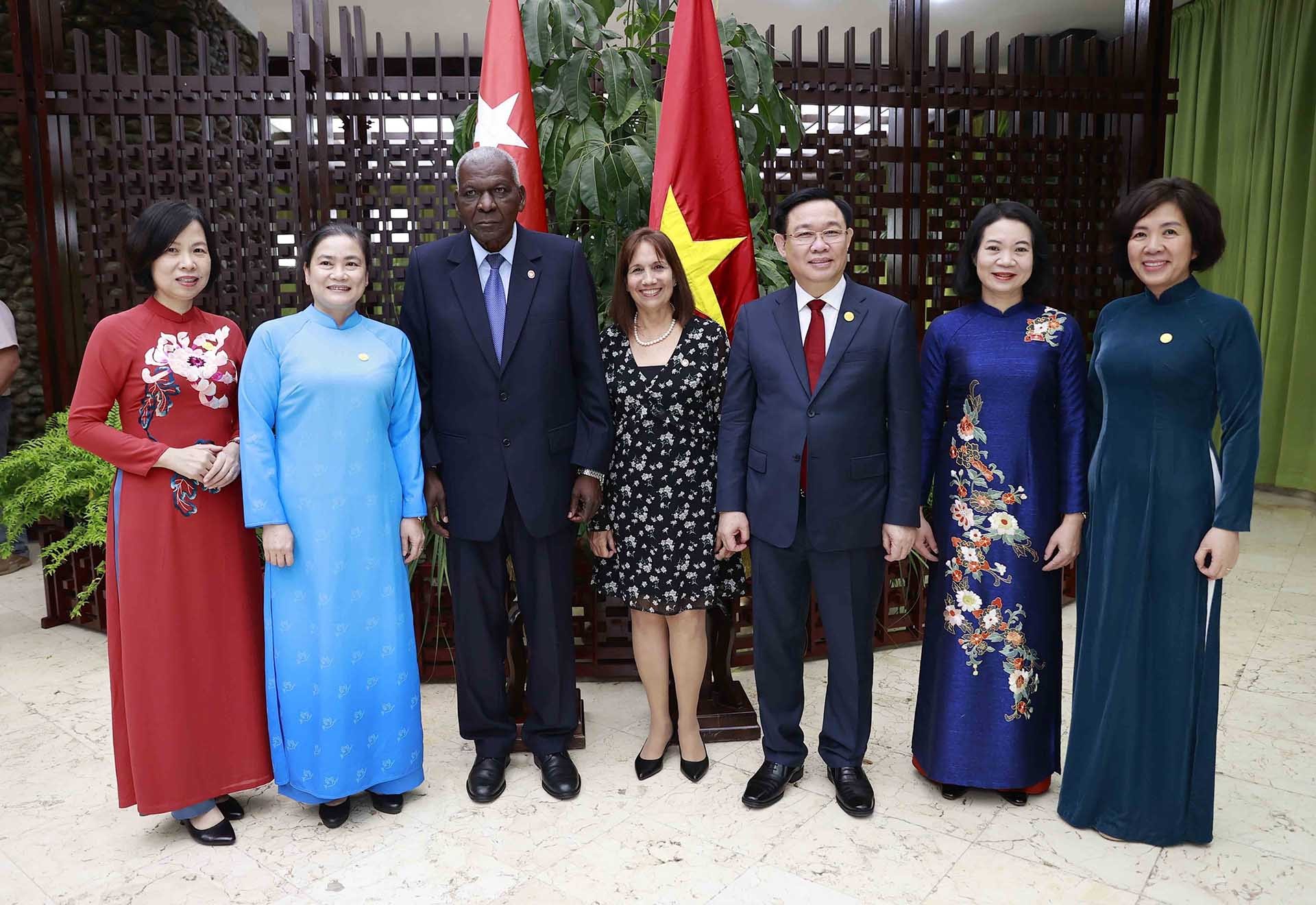 Chủ tịch Quốc hội Vương Đình Huệ và Chủ tịch Quốc hội Cuba Esteban Lazo Hernandez với đại biểu. (Nguồn: TTXVN)