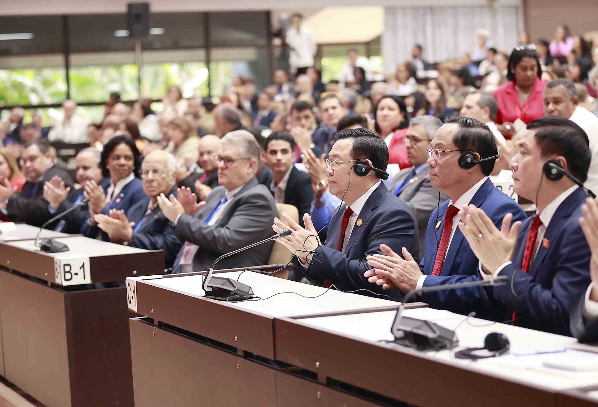 Chủ tịch Quốc hội Vương Đình Huệ dự phiên họp đặc biệt của Quốc hội Cuba khóa X và Lễ kỷ niệm 62 năm Chiến thắng Giron. (Nguồn: TTXVN)