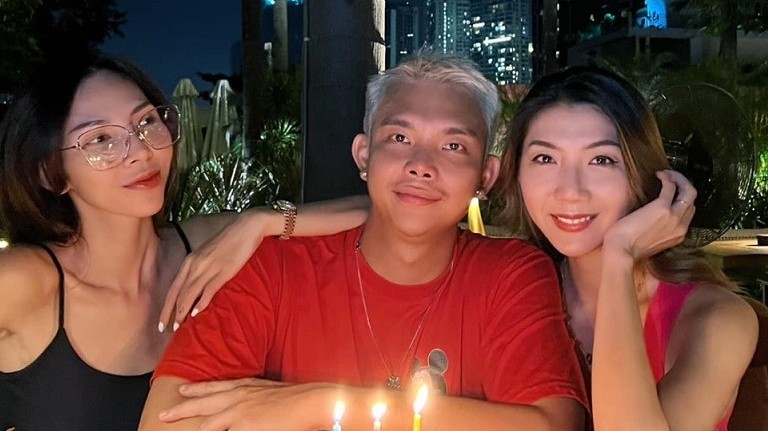 Ngọc Quyên về nước hội ngộ bạn bè làng giải trí và cùng mẹ đi du lịch