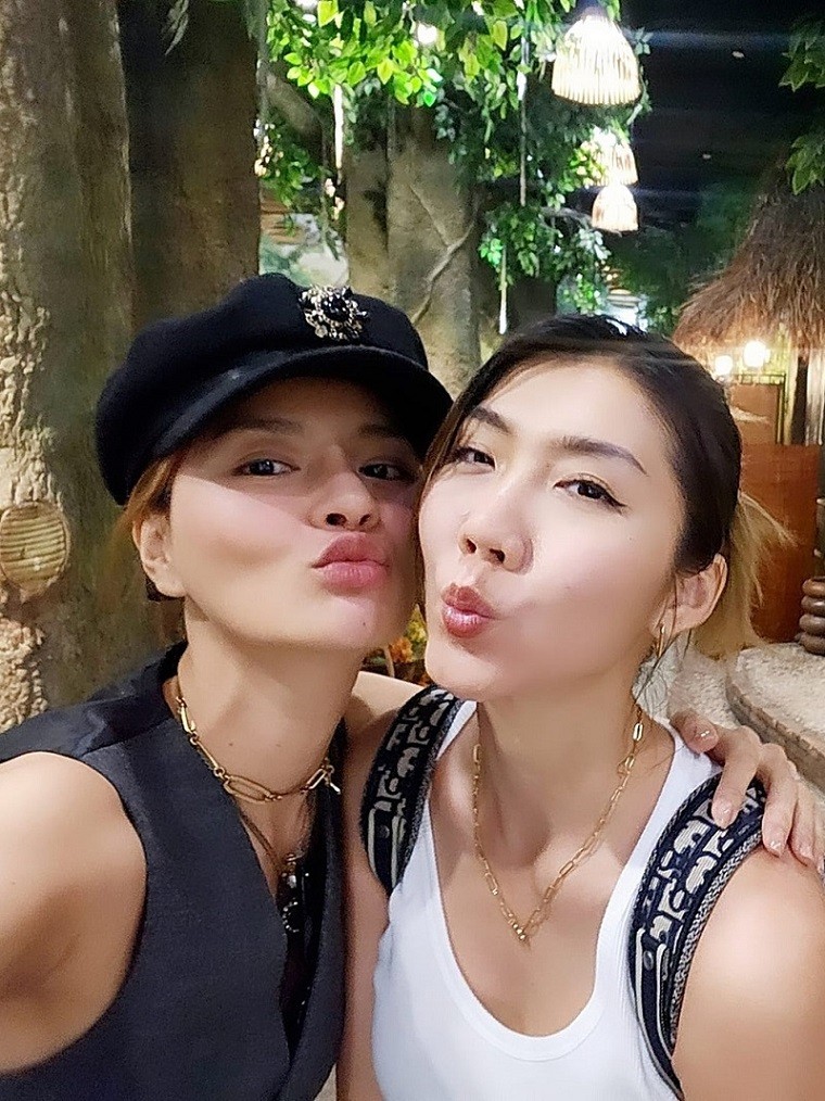 Ngọc Quyên về nước hội ngộ bạn bè làng giải trí và cùng mẹ đi du lịch