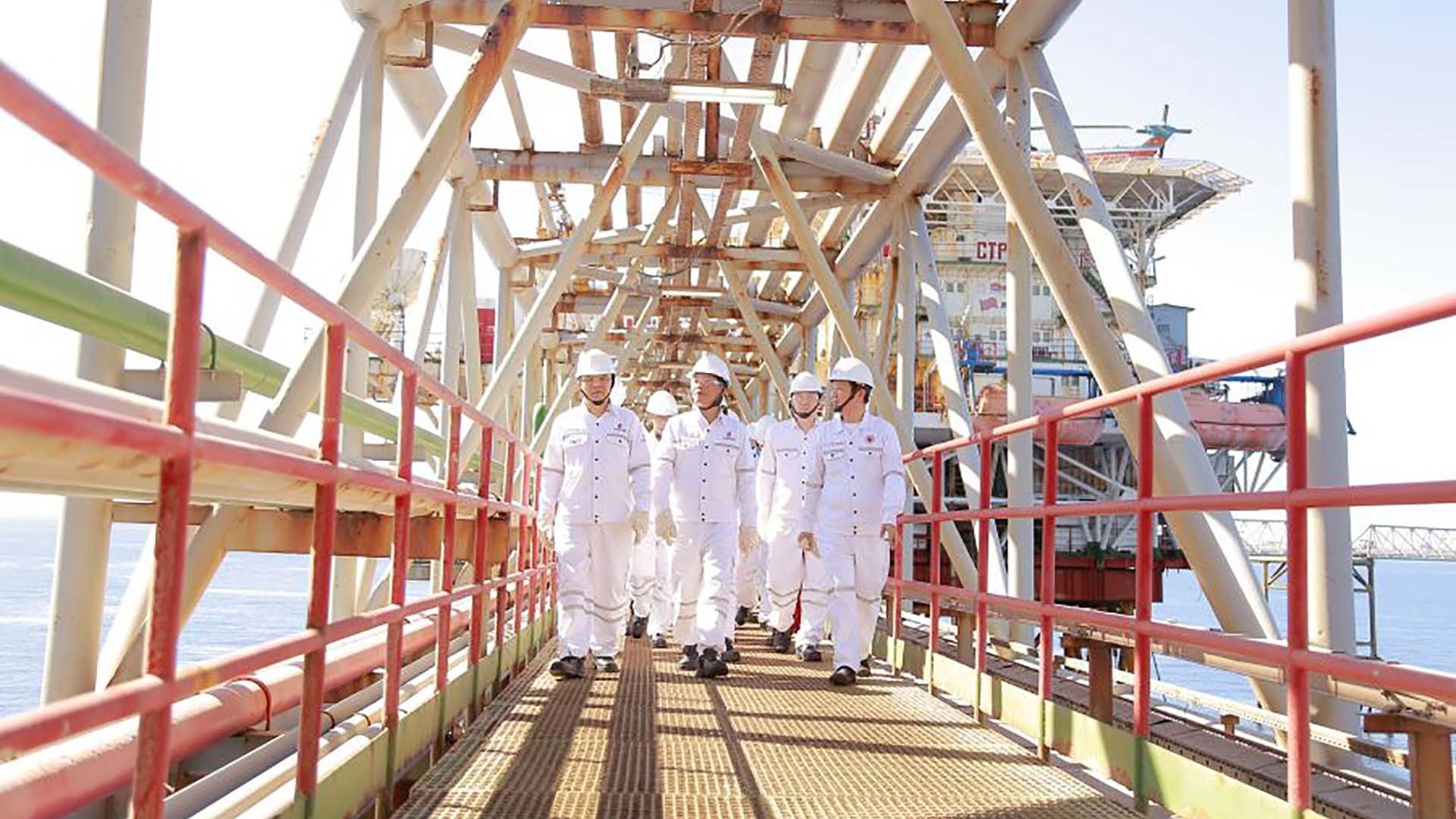 Phát triển ngành dầu khí Việt Nam: Từ Nghị quyết đến thực tiễn