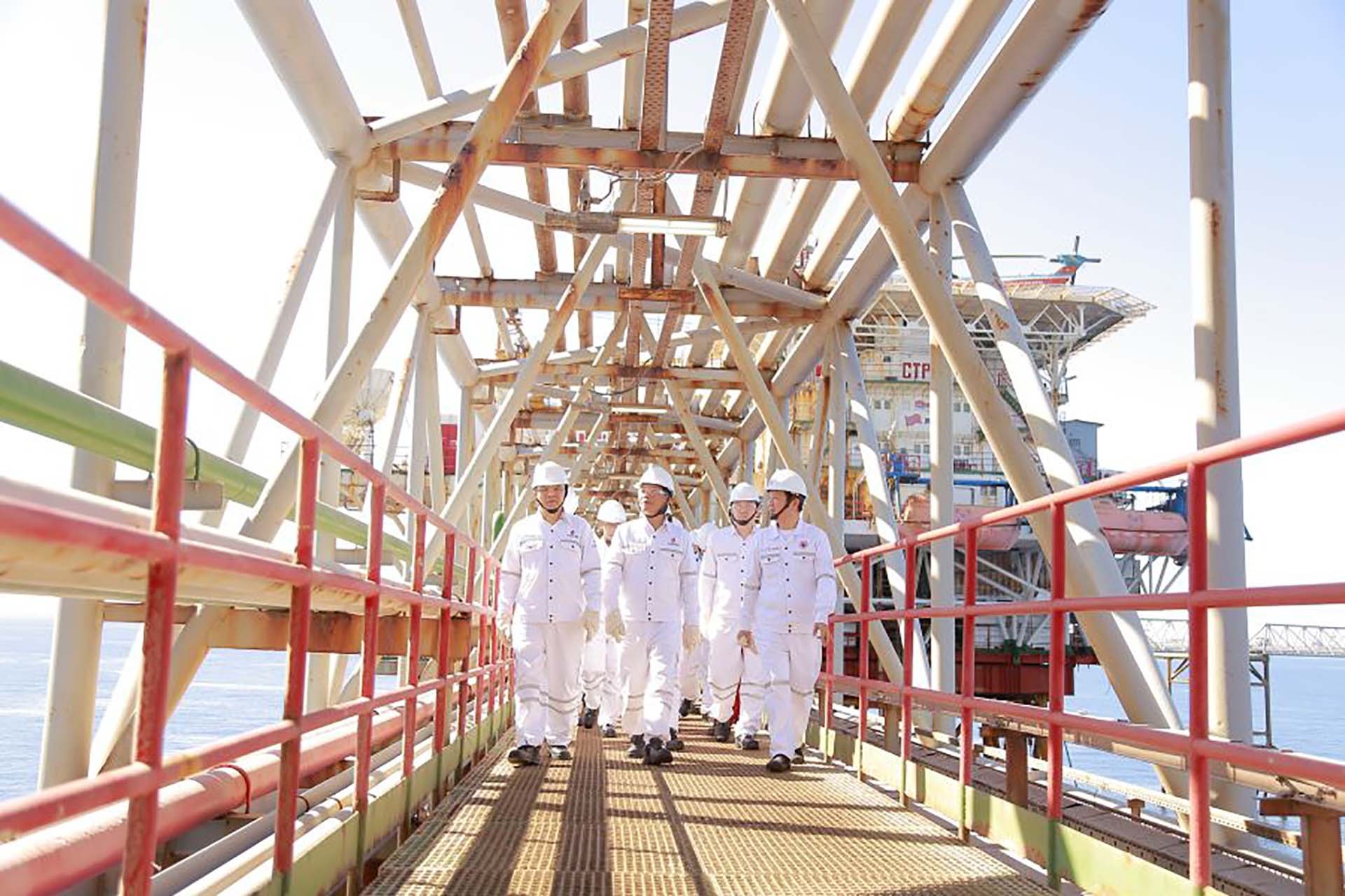 Ủy viên Bộ Chính trị, Trưởng Ban Kinh tế Trung ương Trần Tuấn Anh cùng các cán bộ PetroVietnam kiểm tra hoạt động trên giàn Công nghệ Trung tâm số 2, mỏ Bạch Hổ. (Nguồn: PVN) Ủy viên Bộ Chính trị, Trưởng Ban Kinh tế Trung ương Trần Tuấn Anh cùng các cán bộ PetroVietnam kiểm tra hoạt động trên giàn Công nghệ Trung tâm số 2, mỏ Bạch Hổ. (Nguồn: PVN)
