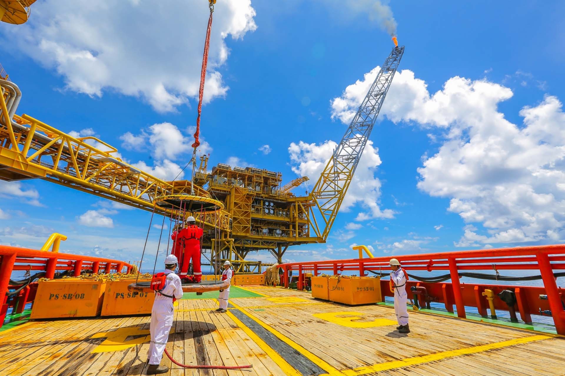 Người lao động Dầu khí làm việc tại công trình dầu khí trên biển. (Nguồn: PVN) Người lao động Dầu khí làm việc tại công trình dầu khí trên biển. (Nguồn: PVN)