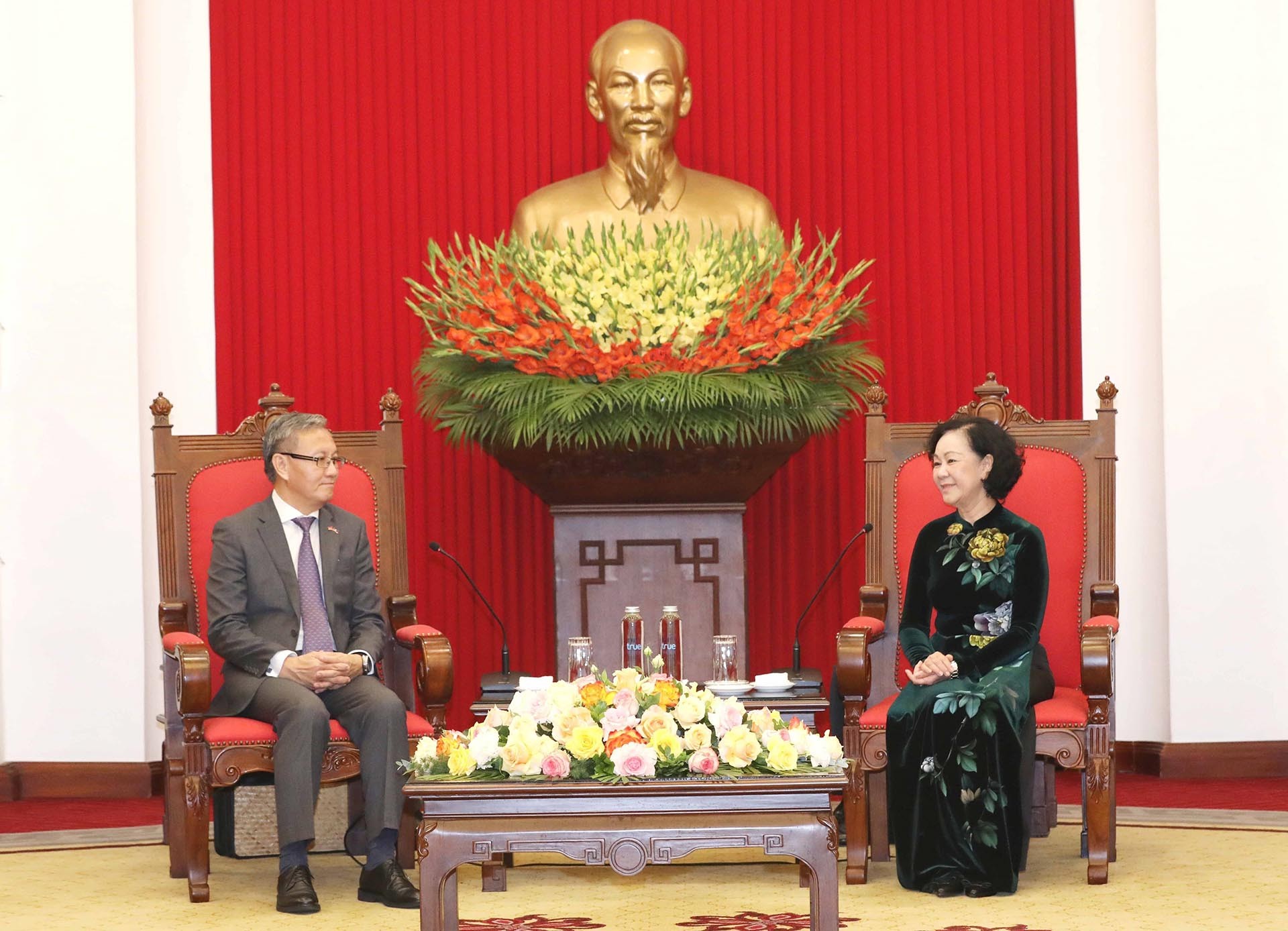 Ủy viên Bộ Chính trị, Thường trực Ban Bí thư, Trưởng ban Tổ chức Trung ương Trương Thị Mai tiếp Trưởng ban Đối ngoại Trung ương Đảng Nhân dân Cách mạng Lào Thoongsavanh Phomvihane. (Nguồn: TTXVN)