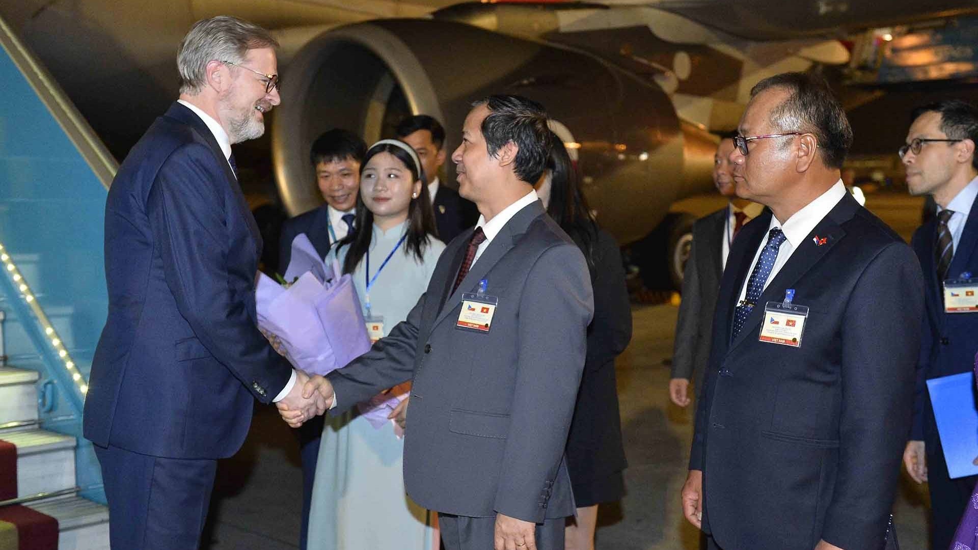 Thủ tướng Cộng hòa Czech tới Hà Nội, bắt đầu thăm chính thức Việt Nam