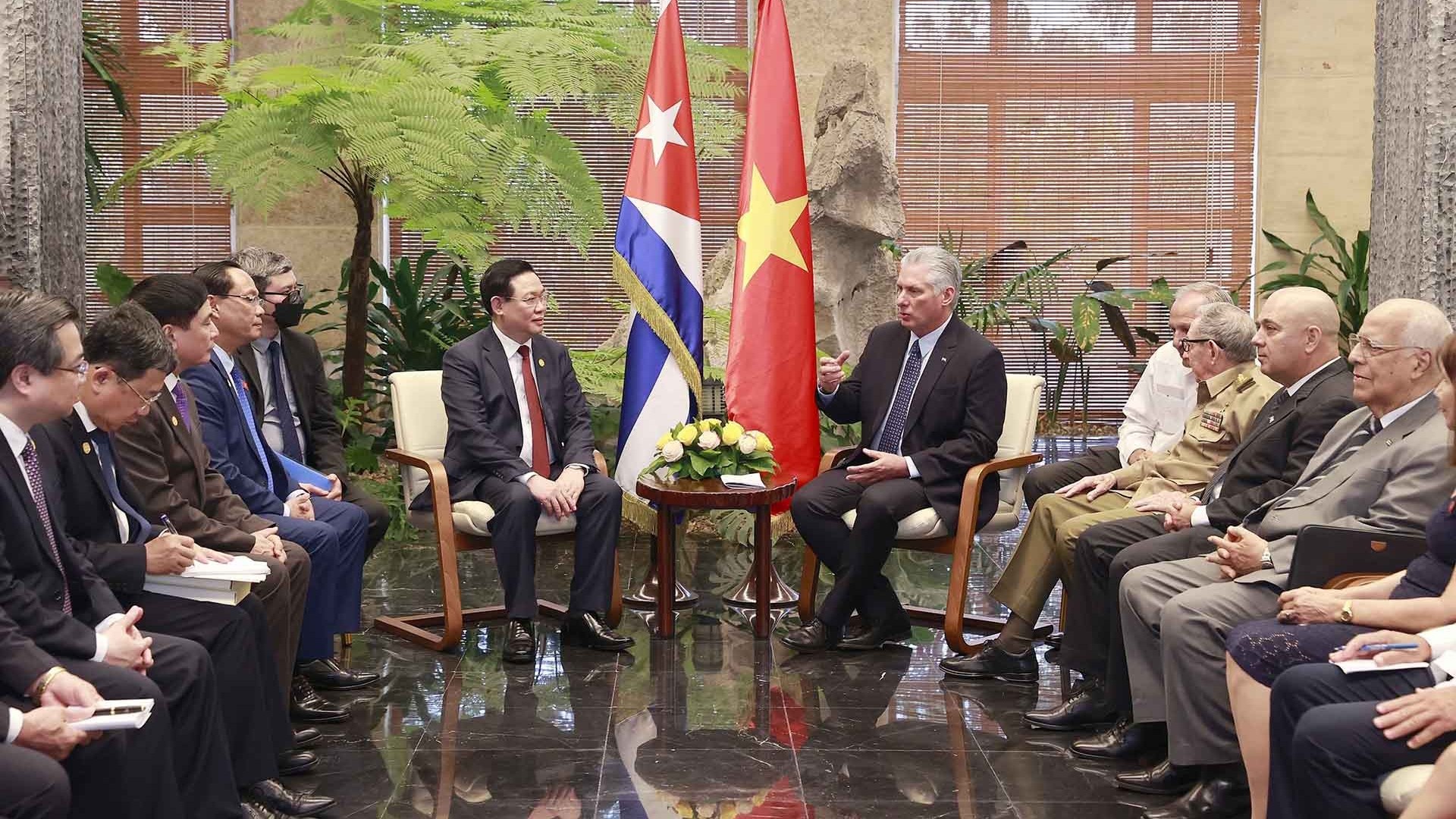 Chủ tịch Quốc hội Vương Đình Huệ hội kiến Đại tướng Raúl Castro Ruz và Bí thư thứ nhất, Chủ tịch Cuba Miguel Díaz-Canel