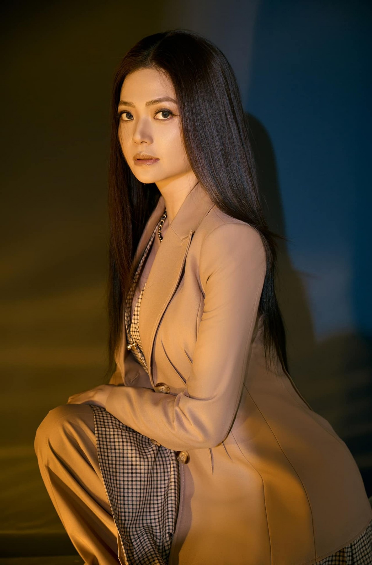 Kiều Anh đăng ảnh tình tứ bên Quang Sự phim Gia đình mình vui bất thình lình