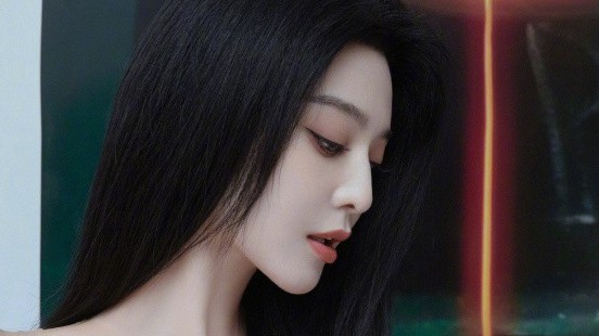 Phạm Băng Băng đẹp lạ dự sự kiện với trang phục đen, trắng cơ bản