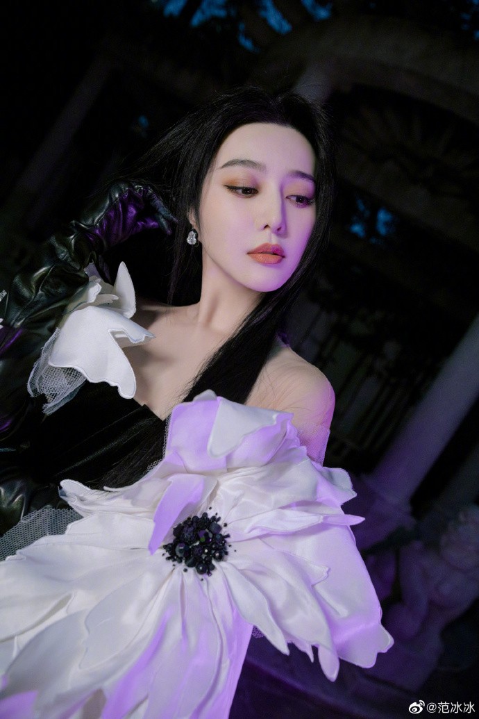 Phạm Băng Băng đẹp lạ dự sự kiện với trang phục đen, trắng cơ bản