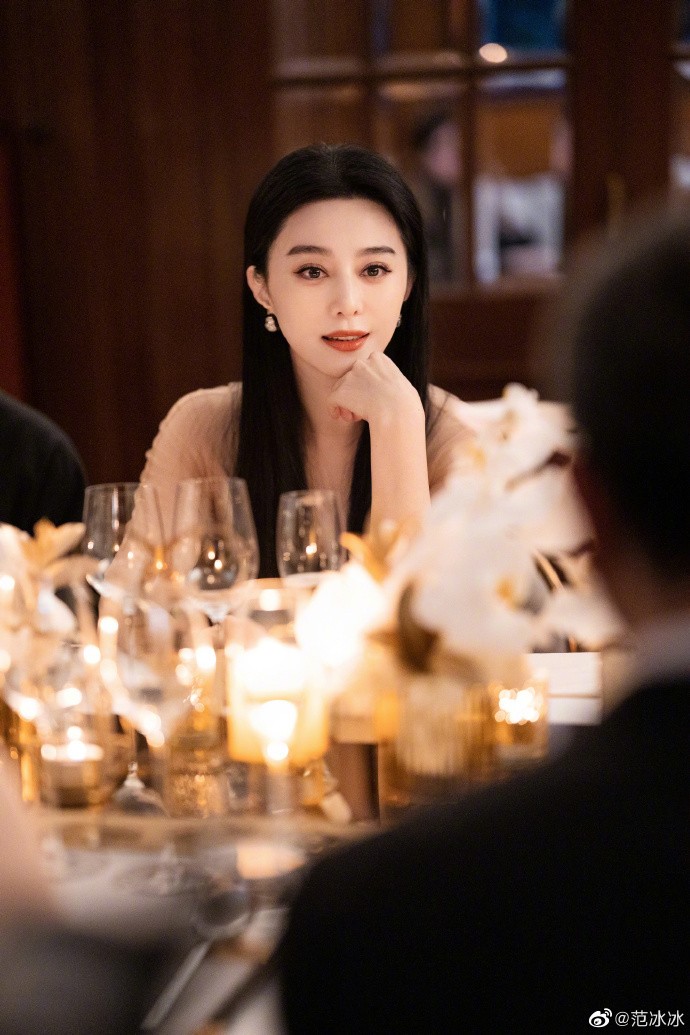 Phạm Băng Băng đẹp lạ dự sự kiện với trang phục đen, trắng cơ bản