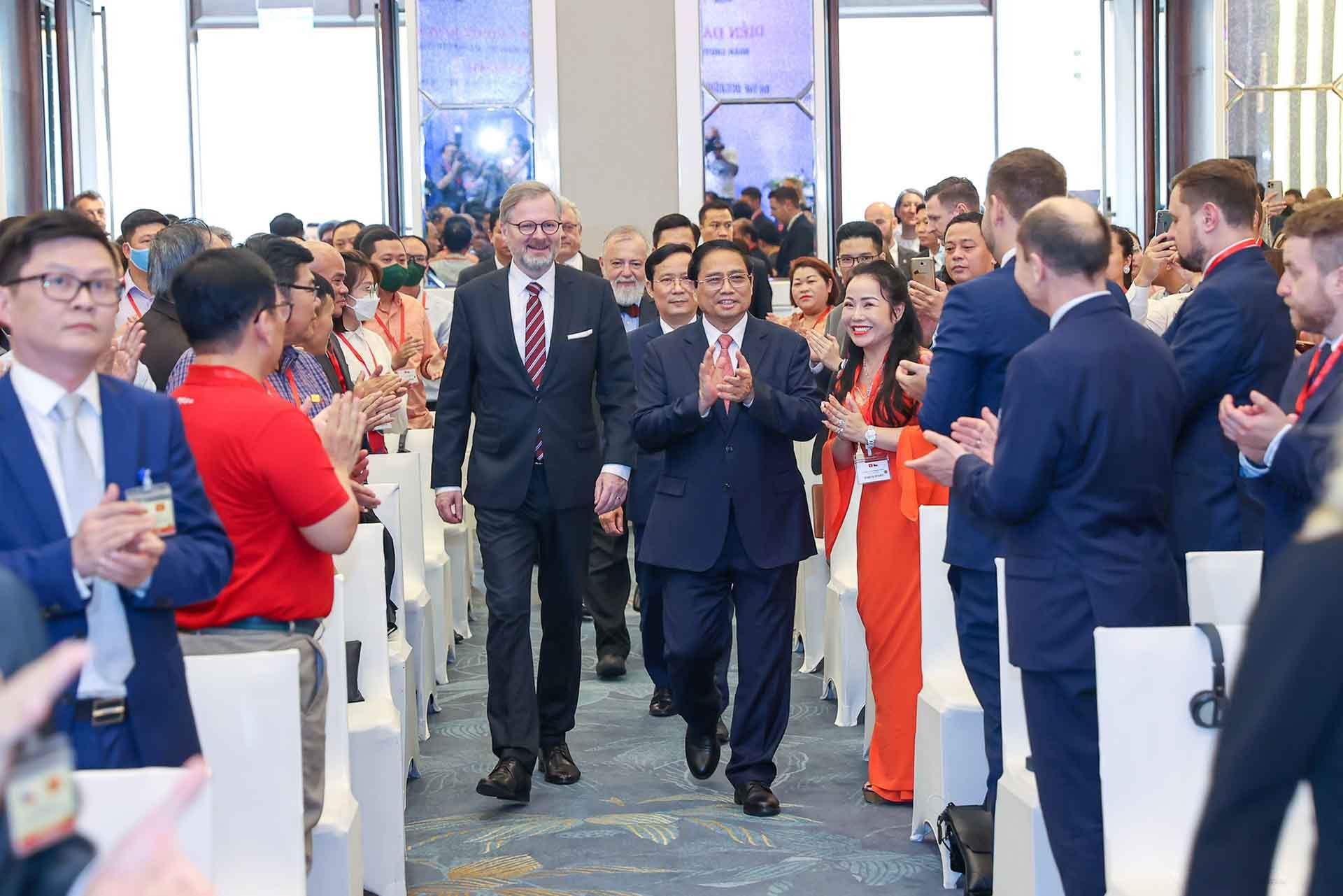 Thủ tướng Phạm Minh Chính và Thủ tướng Cộng hòa Czech Petr Fiala đến dự Diễn đàn Doanh nghiệp Việt Nam-Cộng hòa Czech. (Nguồn: VGP)