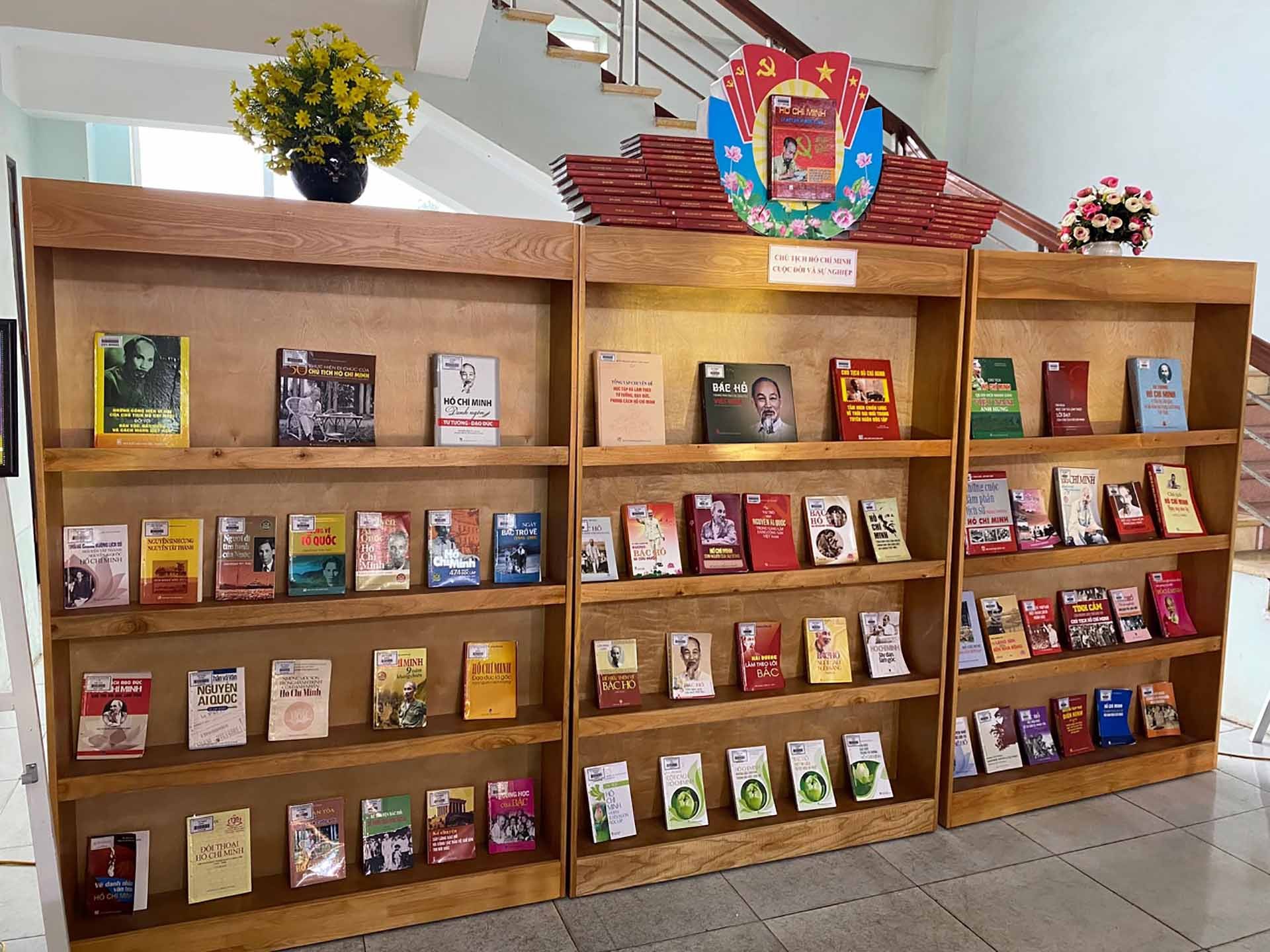 Gian trưng bày giới thiệu sách chuyên đề tuyên truyền kỷ niệm 133 năm ngày sinh của Chủ tịch Hồ Chí Minh.