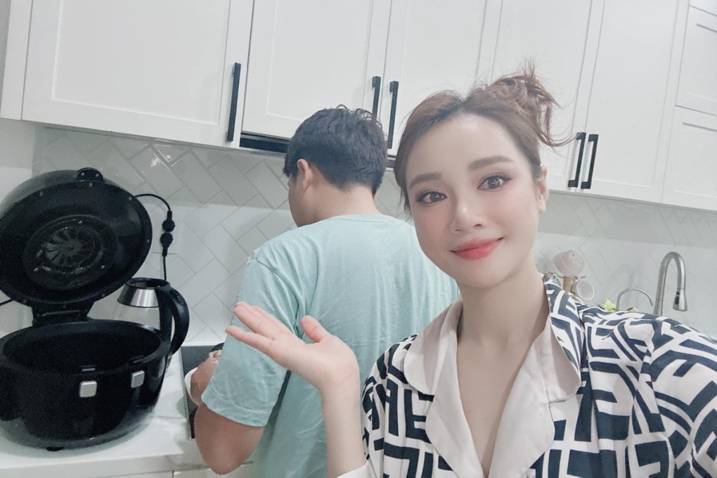 Trường Giang xem việc nấu ăn cho vợ là cách giữ hạnh phúc gia đình và giảm căng thẳng khi vợ chồng mâu thuẫn. Anh quan niệm đàn ông nấu cơm cho vợ là chuyện bình thường. 'Khi nấu xong, ngồi nhìn người mình yêu ăn một cách hạnh phúc, mình cũng thấy hạnh phúc', anh nói.