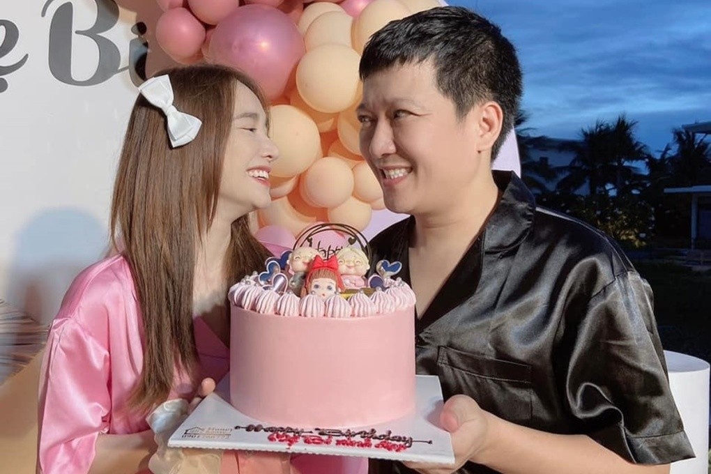 Nhã Phương bên Trường Giang dịp kỷ niệm ba năm ngày cưới hồi tháng 9/2021. Nhã Phương cho biết mỗi dịp sinh nhật hay lễ quan trọng, họ đều sắp xếp công việc về nhà sớm, cùng nhau cắt bánh kem. Cặp sao mặc đồ bộ, dành cho nhau những cử chỉ lãng mạn như lúc mới yêu. Họ được nhiều khán giả gửi lời chúc phúc vì 'Trường Giang - Nhã Phương không ồn ào, phô trương nhưng lúc nào cũng hạnh phúc'.