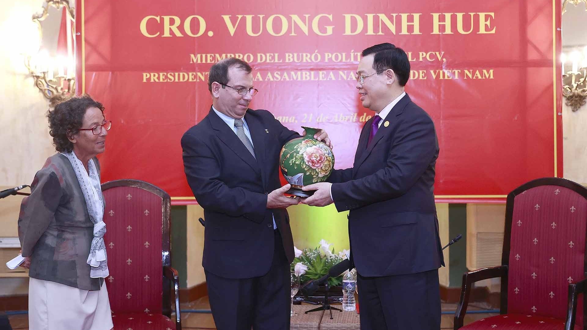 Chủ tịch Quốc hội gặp mặt Viện Cuba hữu nghị với các dân tộc và Hội hữu nghị Cuba-Việt Nam