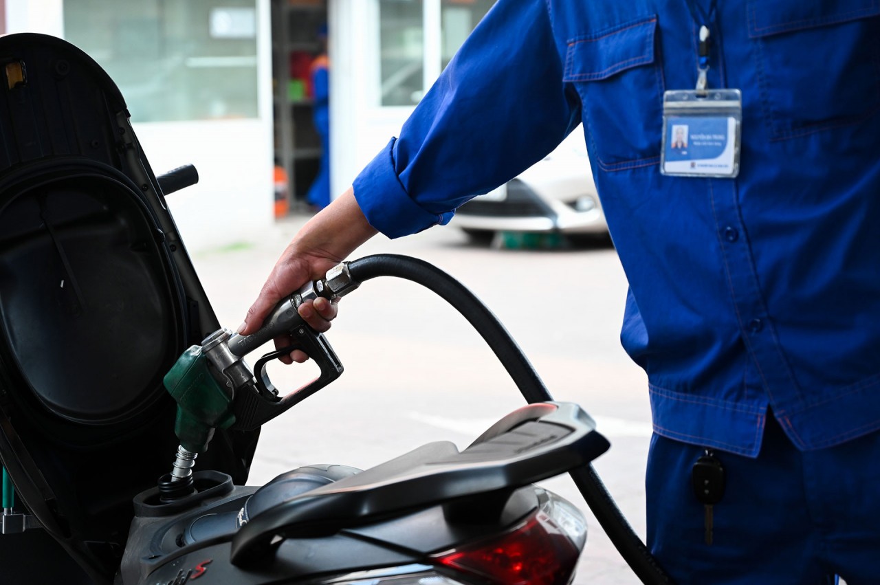 Giá xăng dầu hôm nay 22/4: ; giá xăng trong nước quay đầu giảm mạnh Giá xăng dầu hôm nay 22/4: Lạc quan về kinh tế Trung Quốc, giá dầu đảo chiều; giá xăng trong nước quay đầu giảm mạnh