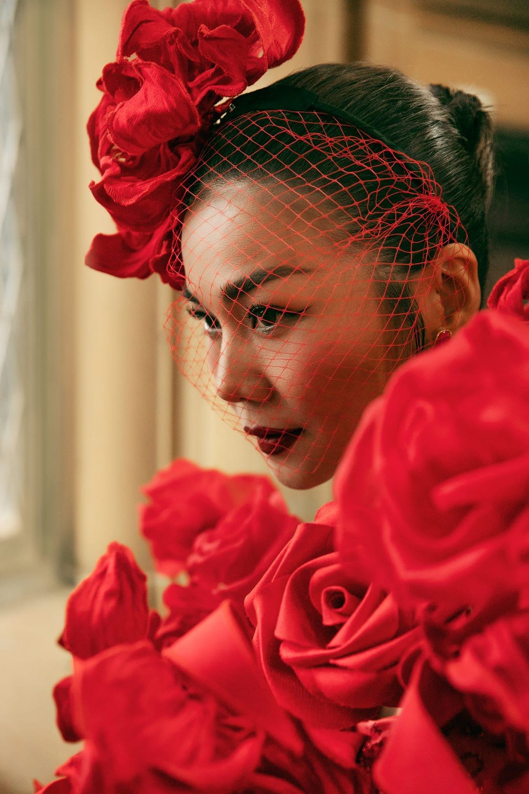 Siêu mẫu Thanh Hằng hóa đóa hoa