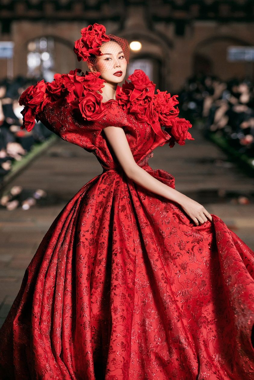 Siêu mẫu Thanh Hằng hóa đóa hoa