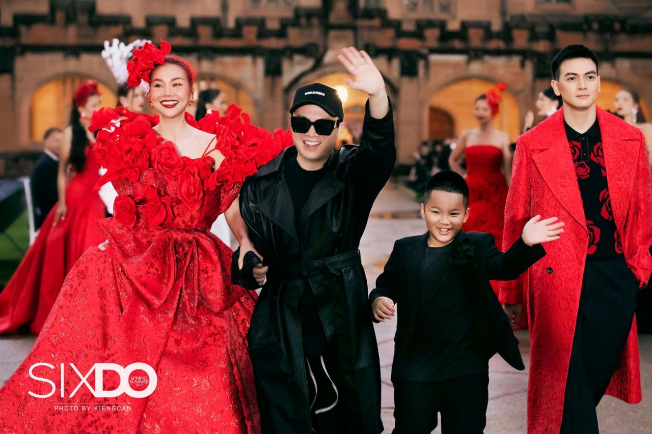 Siêu mẫu Thanh Hằng hóa đóa hoa