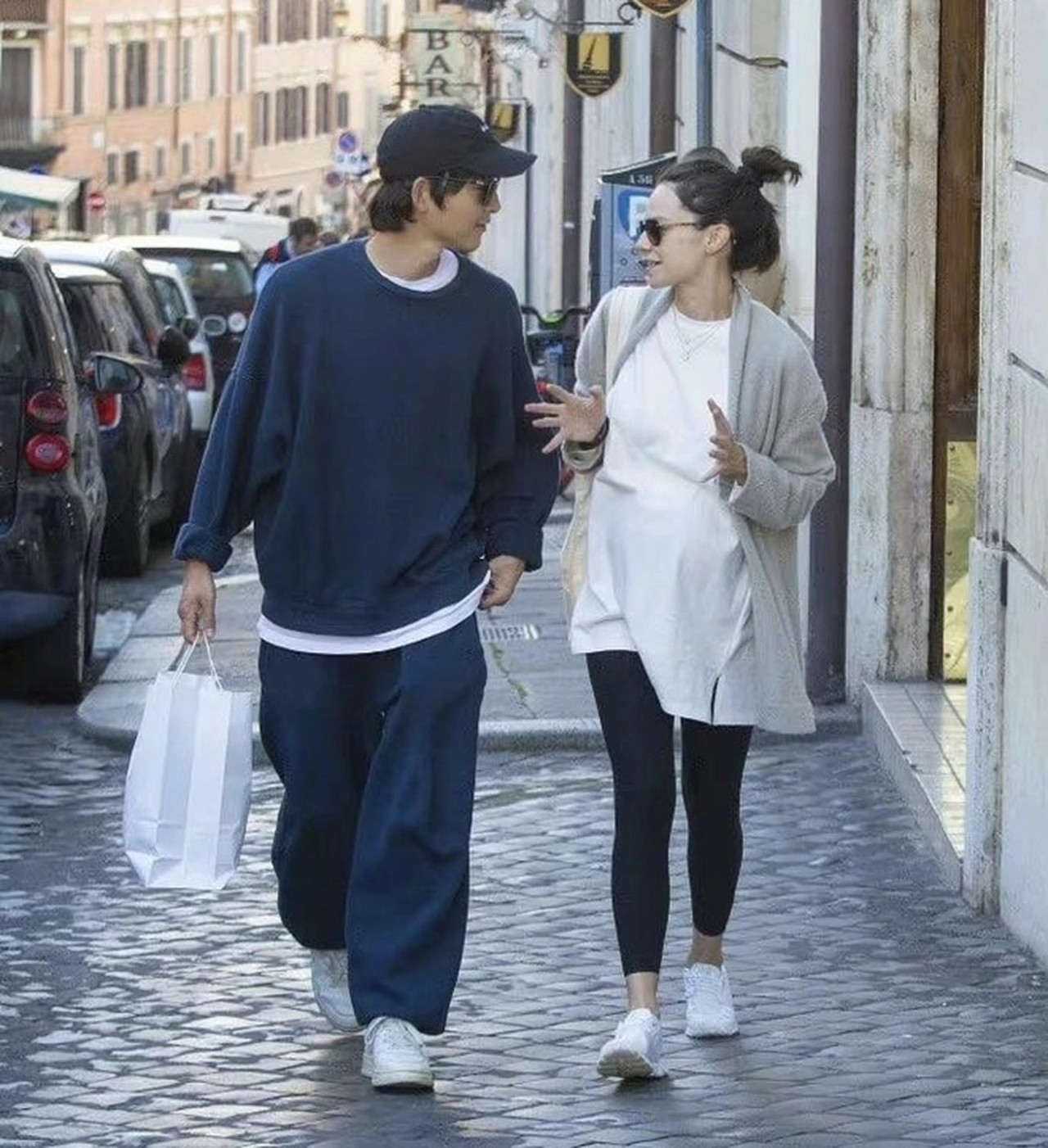 Song Joong Ki tay trong tay đi dạo với bà xã bên trời Âu