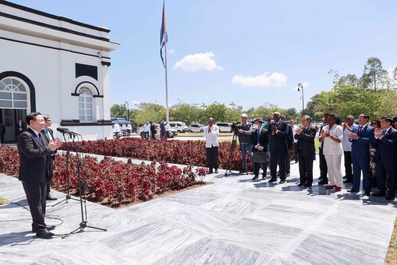 Chủ tịch Quốc hội Vương Đình Huệ phát biểu cảm tưởng. (Nguồn: TTXVN) Chủ tịch Quốc hội Vương Đình Huệ phát biểu cảm tưởng. (Nguồn: TTXVN)