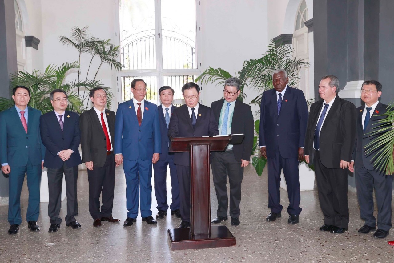 Chủ tịch Quốc hội Vương Đình Huệ ghi sở lưu niệm. (Nguồn: TTXVN) Chủ tịch Quốc hội Vương Đình Huệ ghi sở lưu niệm. (Nguồn: TTXVN)