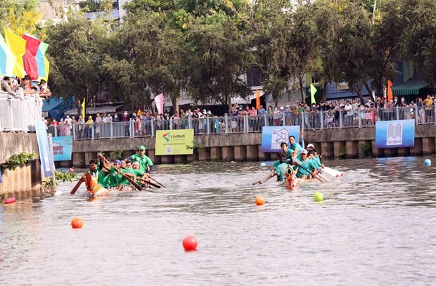 Tổ chức lễ hội đua ghe Ngo mừng Ngày Giải phóng miền Nam