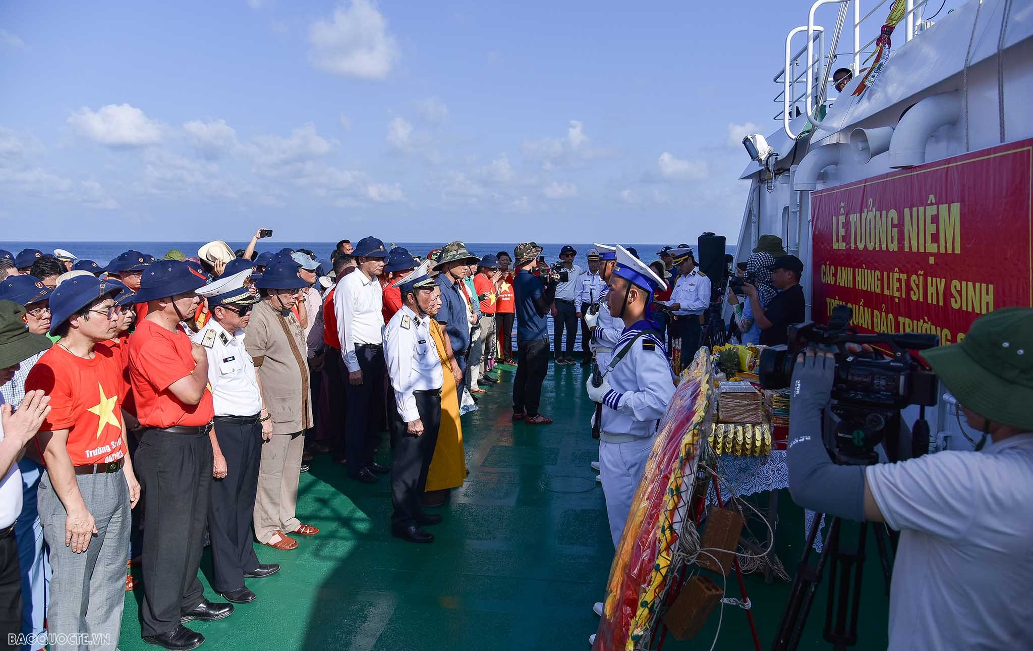 các đại biểu kiều bào cùng thành viên Đoàn công tác số 4 đã tham dự Lễ tưởng niệm cán bộ, chiến sỹ hy sinh tại quần đảo Trường Sa vì sự nghiệp bảo vệ chủ quyền biển đảo của Tổ quốc.