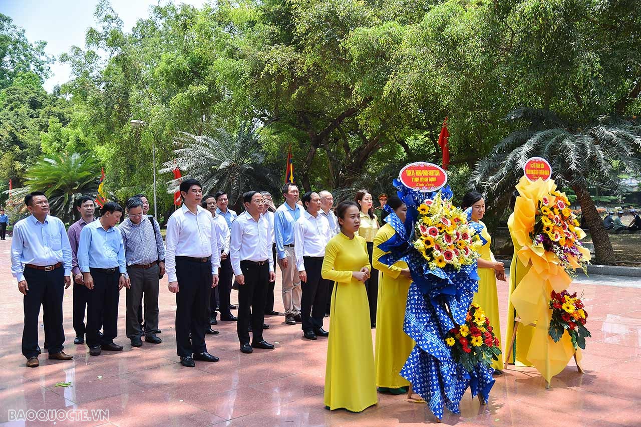 Tham gia đoàn công tác của Bộ Ngoại giao còn có: Trợ lý Bộ trưởng Nguyễn Minh Hằng, đại diện các đơn vị trong Bộ và một số Trưởng cơ quan đại diện Việt Nam ở nước ngoài nhiệm kỳ 2023-2026.