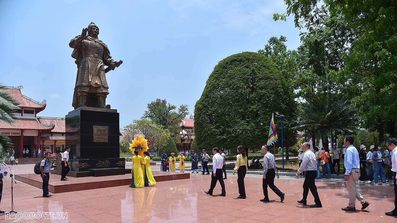 Cùng đi với đoàn có Phó Bí thư Tỉnh ủy, Chủ tịch UBND tỉnh Phạm Anh Tuấn; Phó Chủ tịch UBND tỉnh Lâm Hải Giang và đại diện các sở, ban, ngành của tỉnh Bình Định