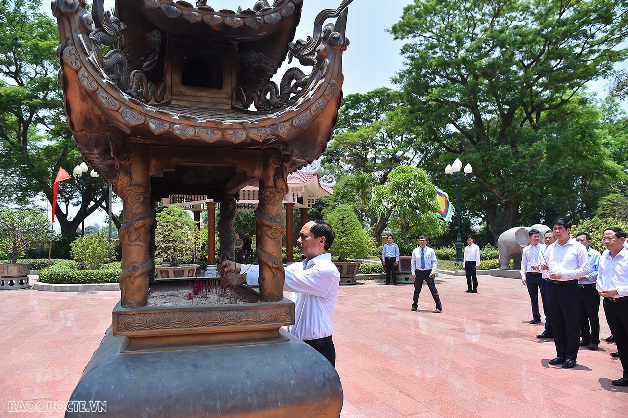 Bảo tàng Quang Trung nằm thị trấn Phú Phong, huyện Tây Sơn, tỉnh Bình Định, Việt Nam, quê hương của 3 anh em người anh hùng dân tộc (hay được gọi là Tây Sơn tam kiệt) Nguyễn Nhạc, Nguyễn Huệ, Nguyễn Lữ. 