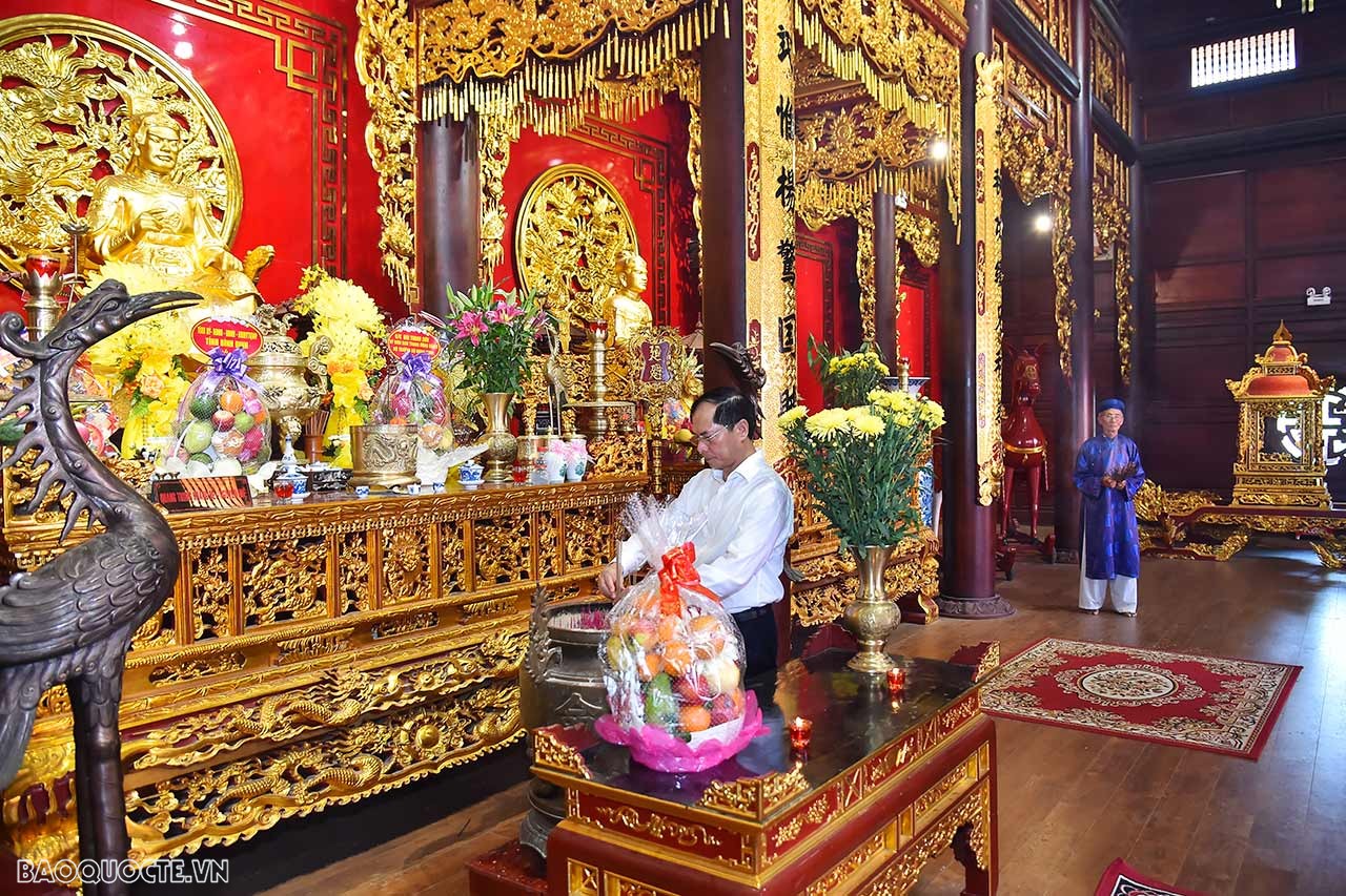 Bảo tàng Quang Trung được hình thành trên chính nền nhà cũ của gia tộc Nguyễn Huệ - là nơi mà trong cả nước còn lưu giữ khá đầy đủ những di tích hiện vật có liên quan tới phong trào Tây Sơn. Bảo tàng Quang Trung tọa lạc trong một khuôn viên rộng 150.000m², bao gồm các hạng mục: nhà trưng bày, nhà biểu diễn nhạc võ Tây Sơn, nhà rông Tây Nguyên... 