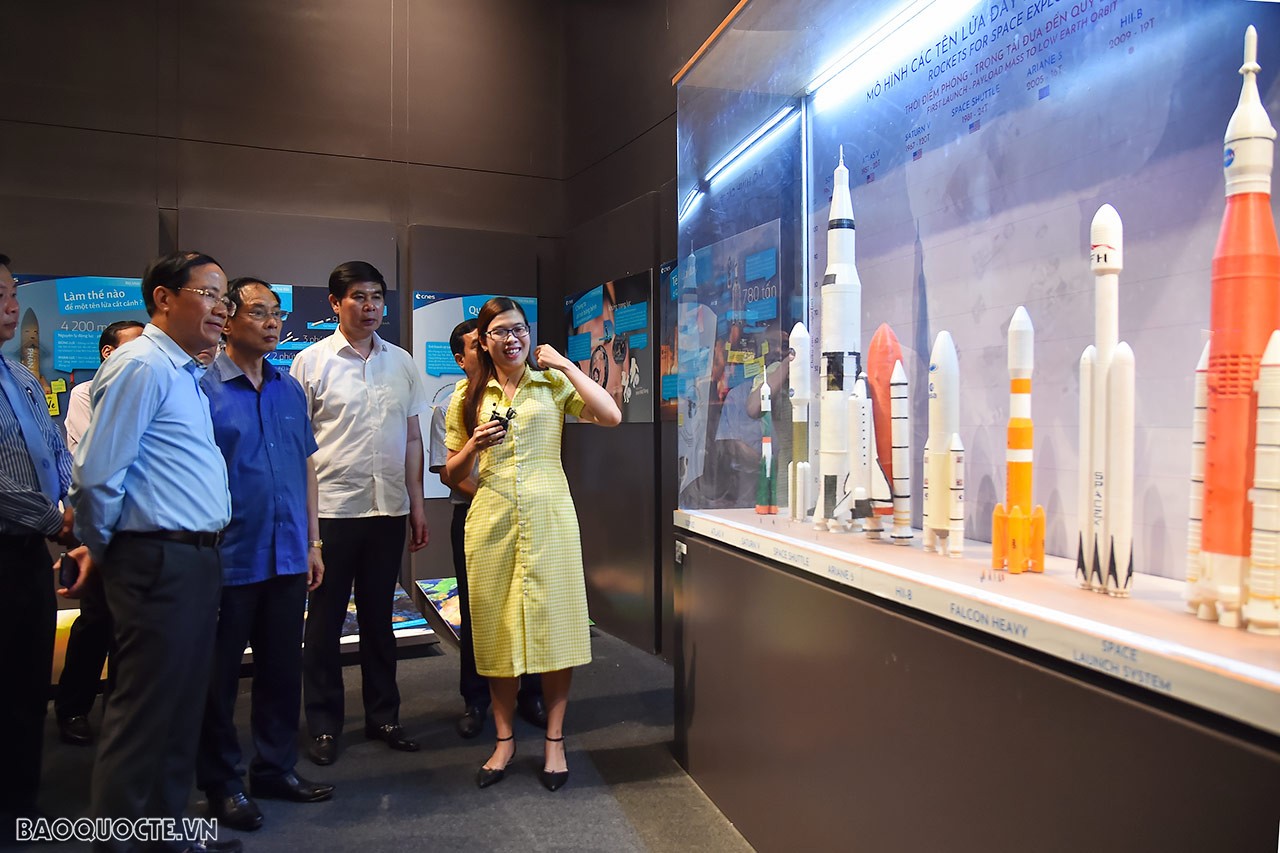 Khu Khám phá khoa học gồm các phòng trưng bày, phổ biến khoa học phong phú với những chủ đề như: Hệ mặt trời, Khám phá vật chất, Trái đất và tài nguyên thiên nhiên, Khám phá không gian, Khám phá sao Hỏa, Chơi mà học, Vì sao lại thế…