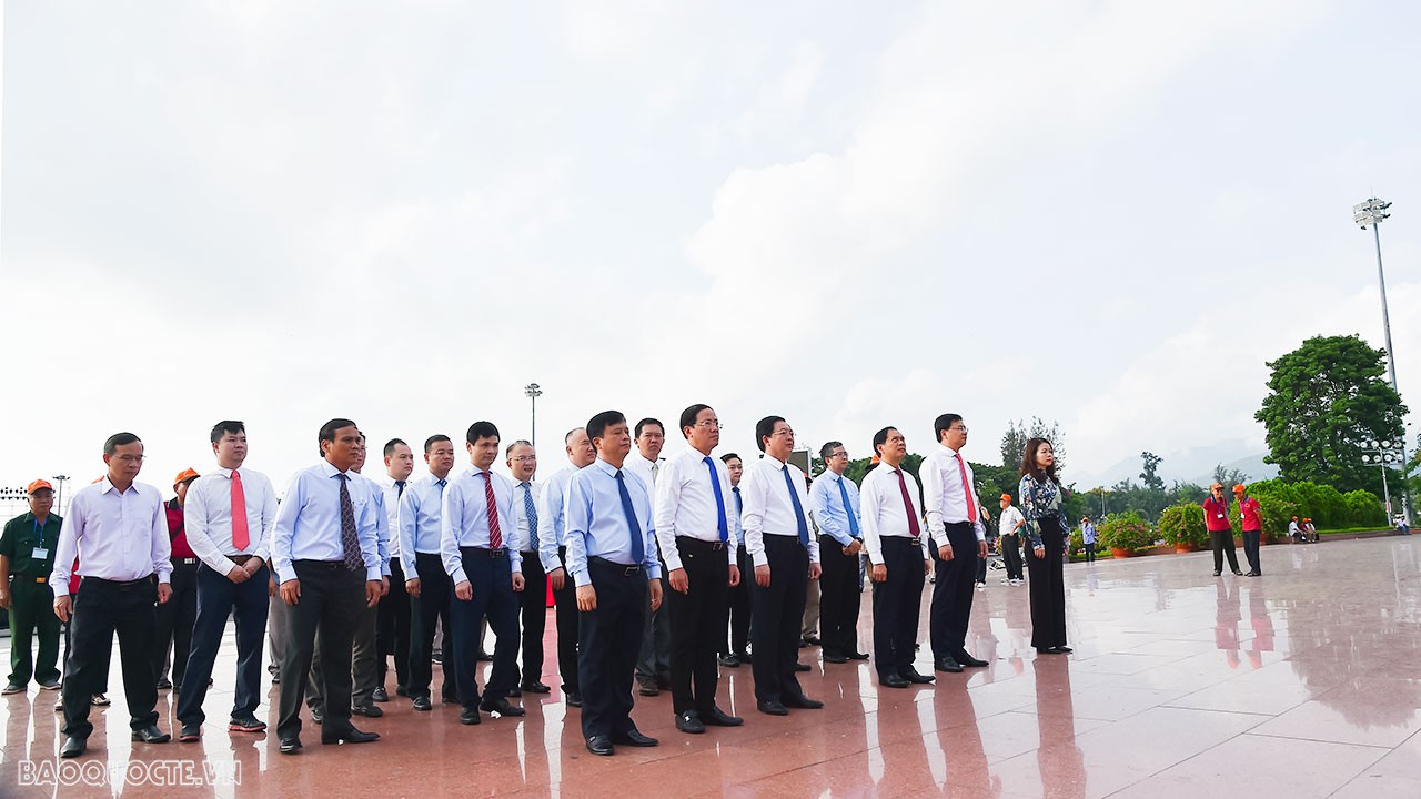 Bộ trưởng Ngoại giao Bùi Thanh Sơn thăm và làm việc tại Sở Ngoại vụ tỉnh Bình Định Bộ trưởng Ngoại giao Bùi Thanh Sơn thăm và làm việc tại Sở Ngoại vụ tỉnh Bình Định