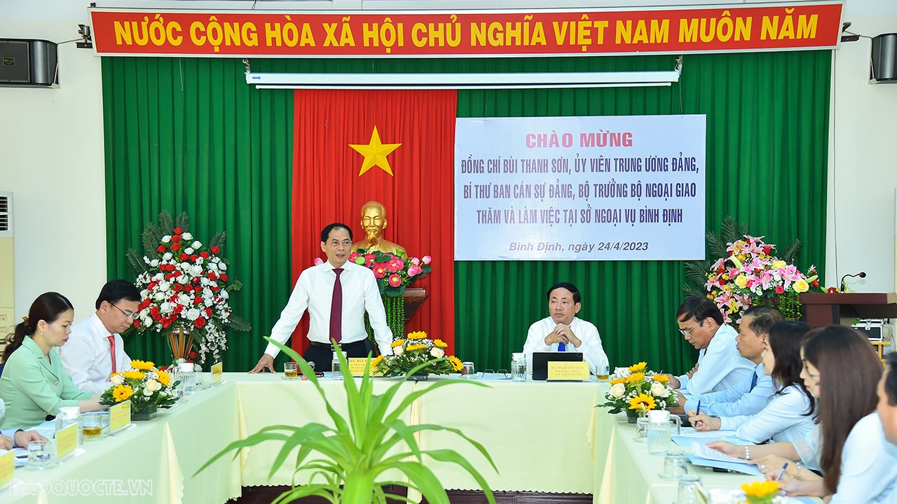 Bộ trưởng Ngoại giao Bùi Thanh Sơn thăm và làm việc tại Sở Ngoại vụ tỉnh Bình Định Bộ trưởng Ngoại giao Bùi Thanh Sơn thăm và làm việc tại Sở Ngoại vụ tỉnh Bình Định