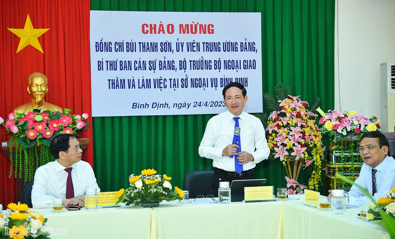 Bộ trưởng Ngoại giao Bùi Thanh Sơn thăm và làm việc tại Sở Ngoại vụ tỉnh Bình Định Bộ trưởng Ngoại giao Bùi Thanh Sơn thăm và làm việc tại Sở Ngoại vụ tỉnh Bình Định