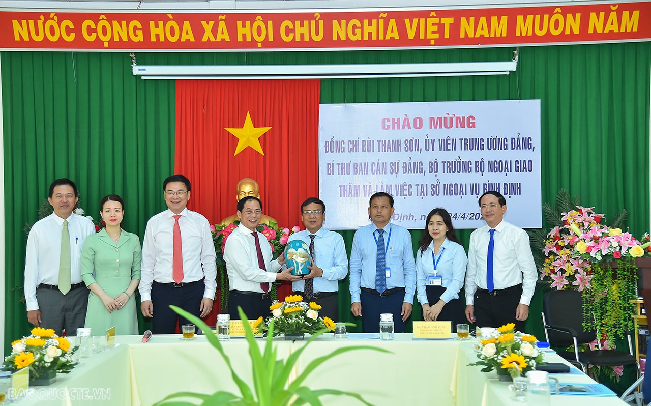 Bộ trưởng Ngoại giao Bùi Thanh Sơn thăm và làm việc tại Sở Ngoại vụ tỉnh Bình Định Bộ trưởng Ngoại giao Bùi Thanh Sơn thăm và làm việc tại Sở Ngoại vụ tỉnh Bình Định