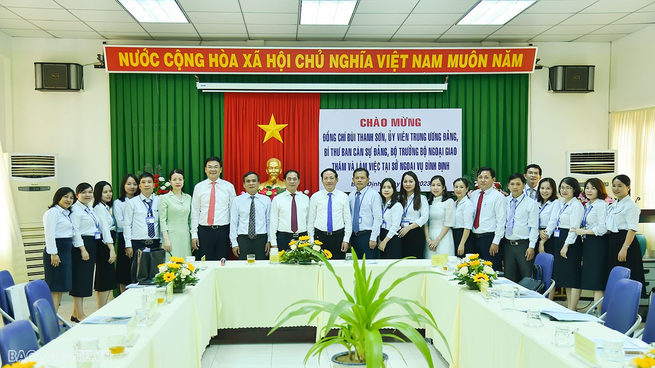 Bộ trưởng Ngoại giao Bùi Thanh Sơn thăm và làm việc tại Sở Ngoại vụ tỉnh Bình Định Bộ trưởng Ngoại giao Bùi Thanh Sơn thăm và làm việc tại Sở Ngoại vụ tỉnh Bình Định